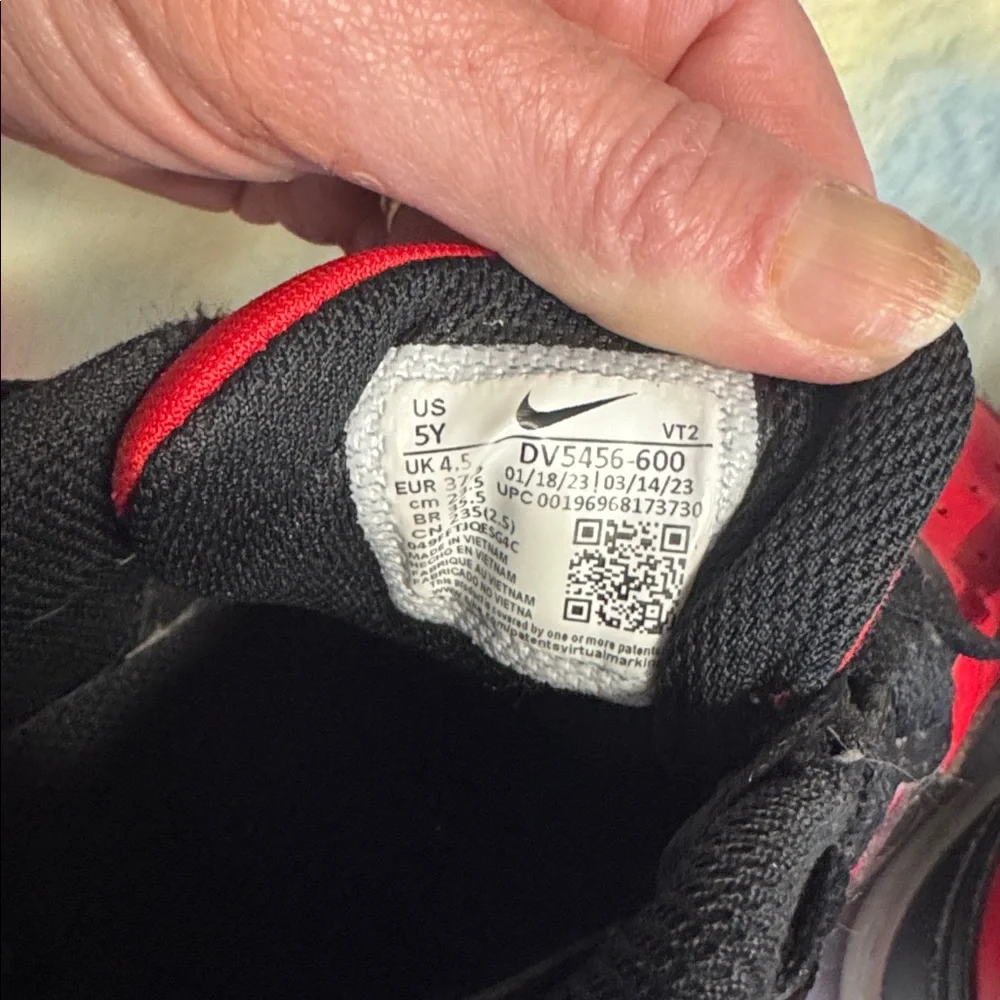 5Y Nike court borough low Black and Red Athletic Shoes